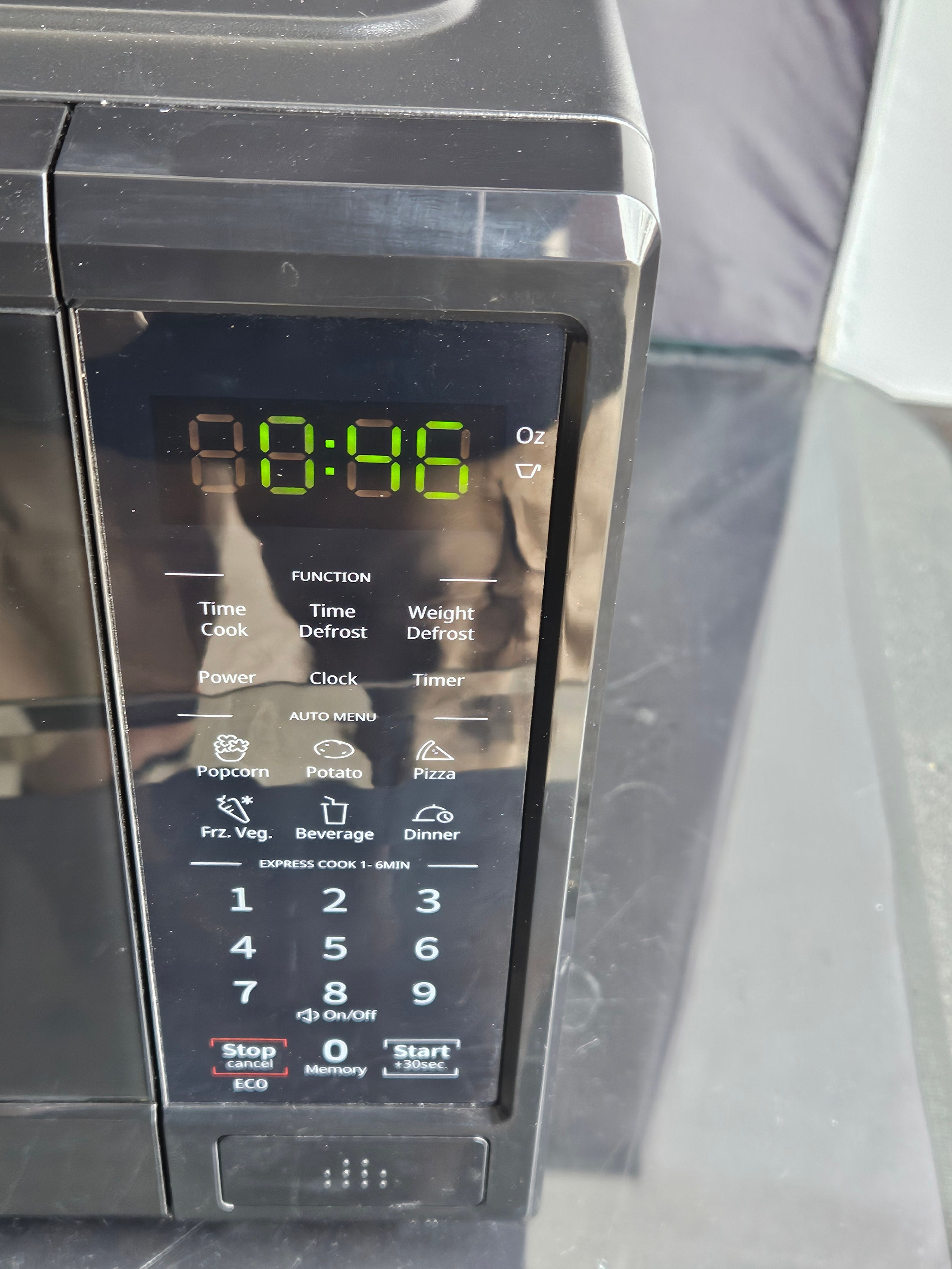 Midea 900-Watt Microwave Oven