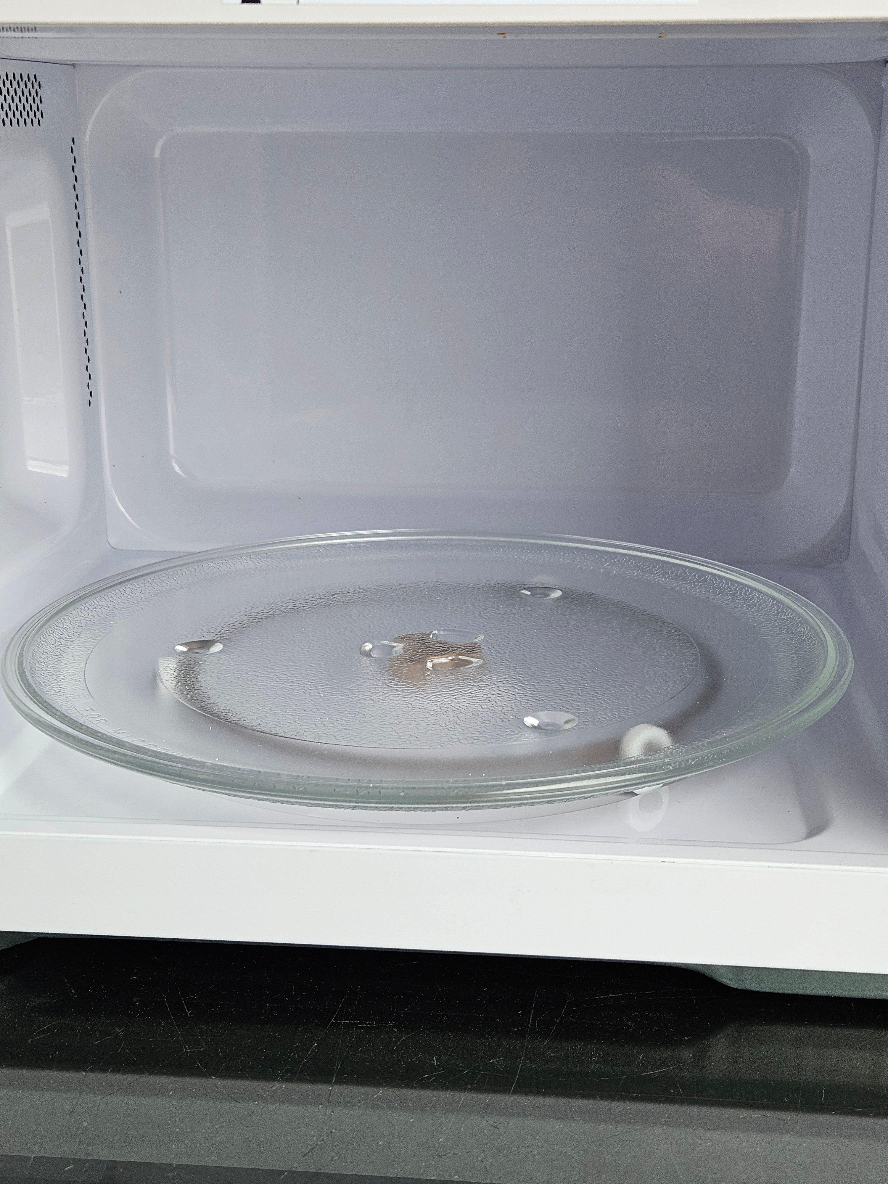 Midea 900-Watt Microwave Oven