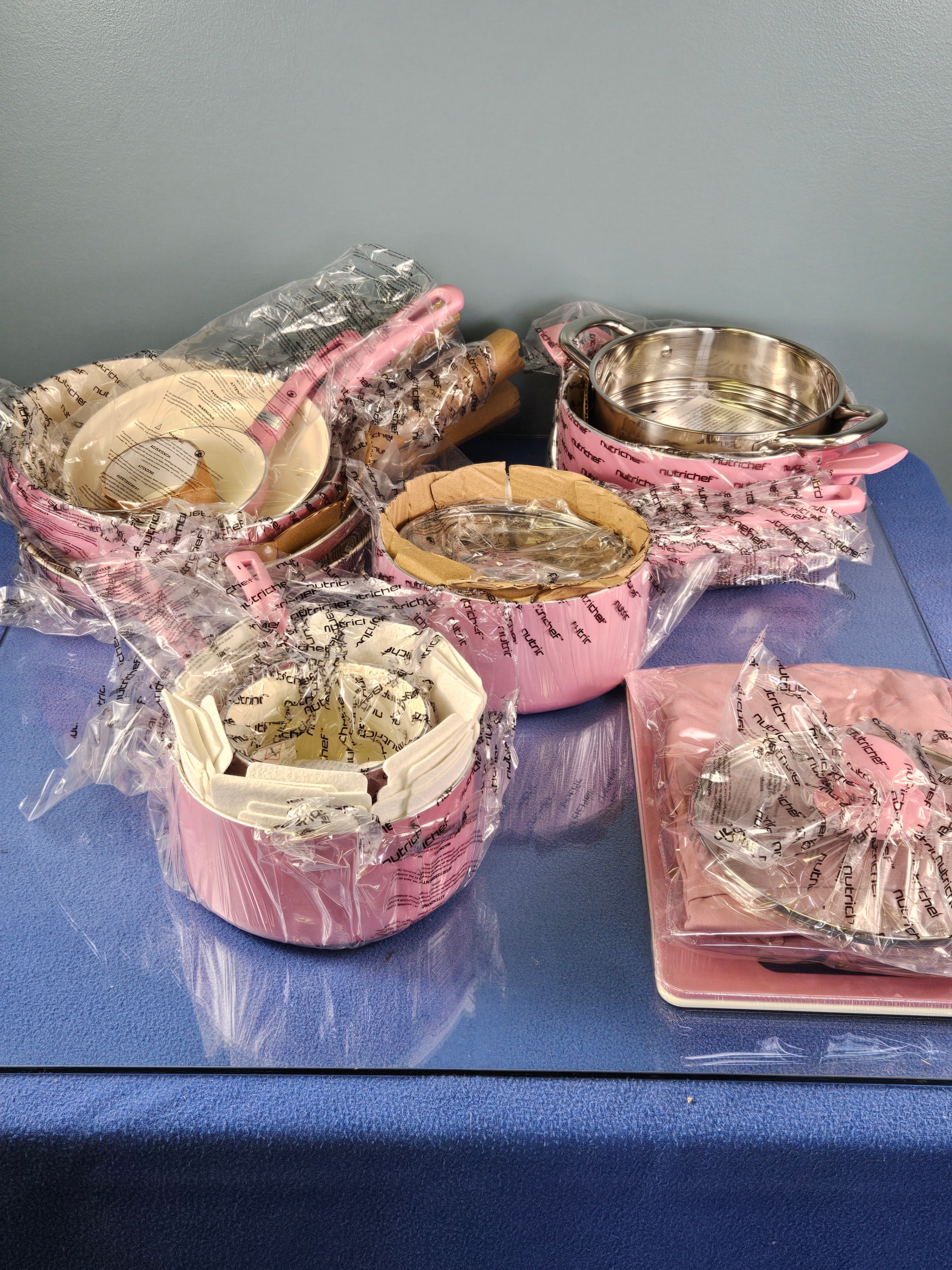 NutriChef 34-Piece Complete Kitchen Set – Pink Ceramic Cookware, Bakeware & Accessories