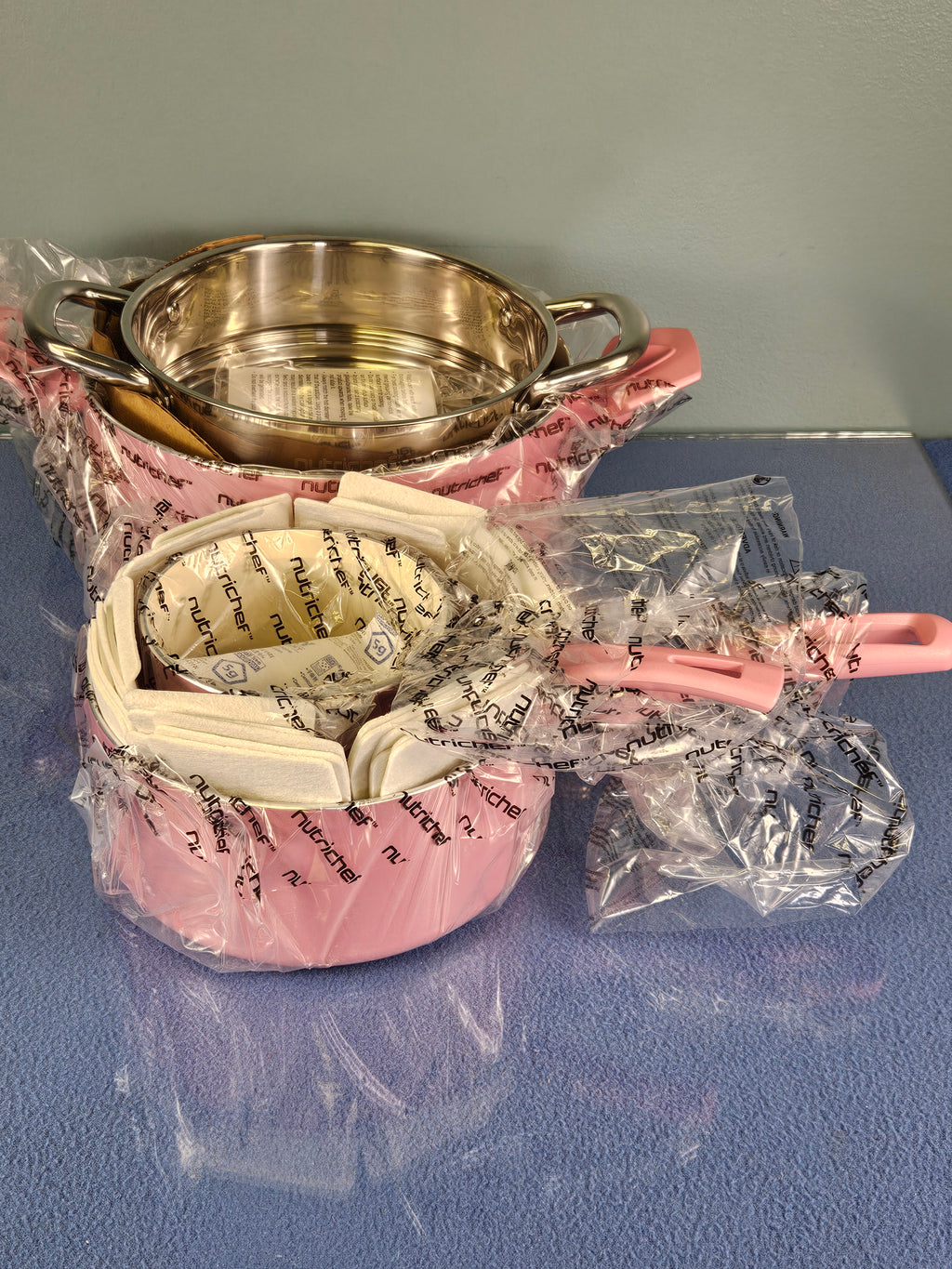 NutriChef 34-Piece Complete Kitchen Set – Pink Ceramic Cookware, Bakeware & Accessories