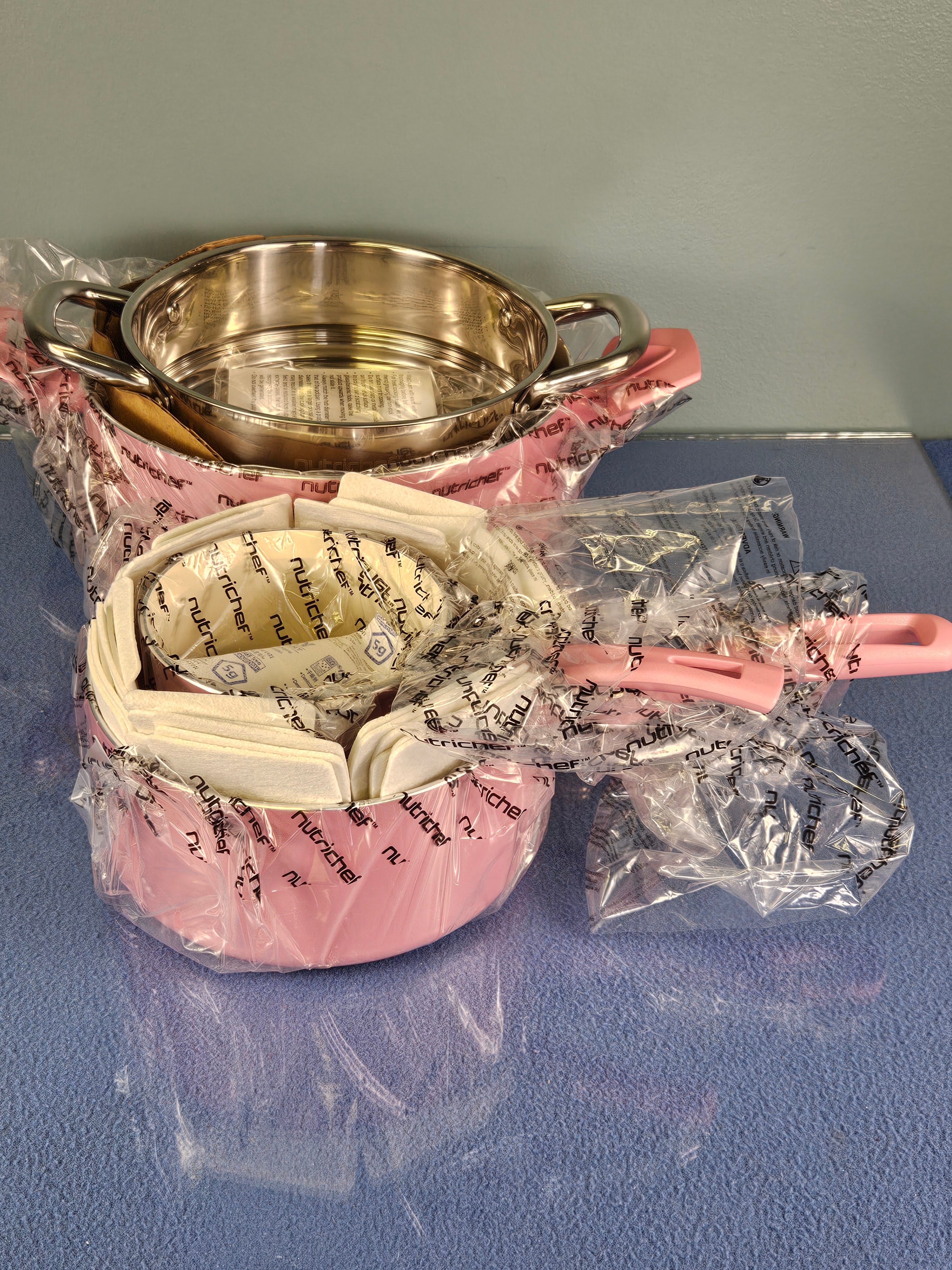 NutriChef 34-Piece Complete Kitchen Set – Pink Ceramic Cookware, Bakeware & Accessories