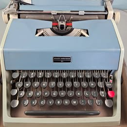 Olivetti Underwood 21 Manual Portable Typewriter Set