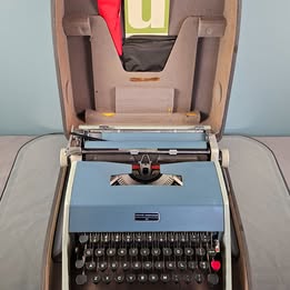 Olivetti Underwood 21 Manual Portable Typewriter Set